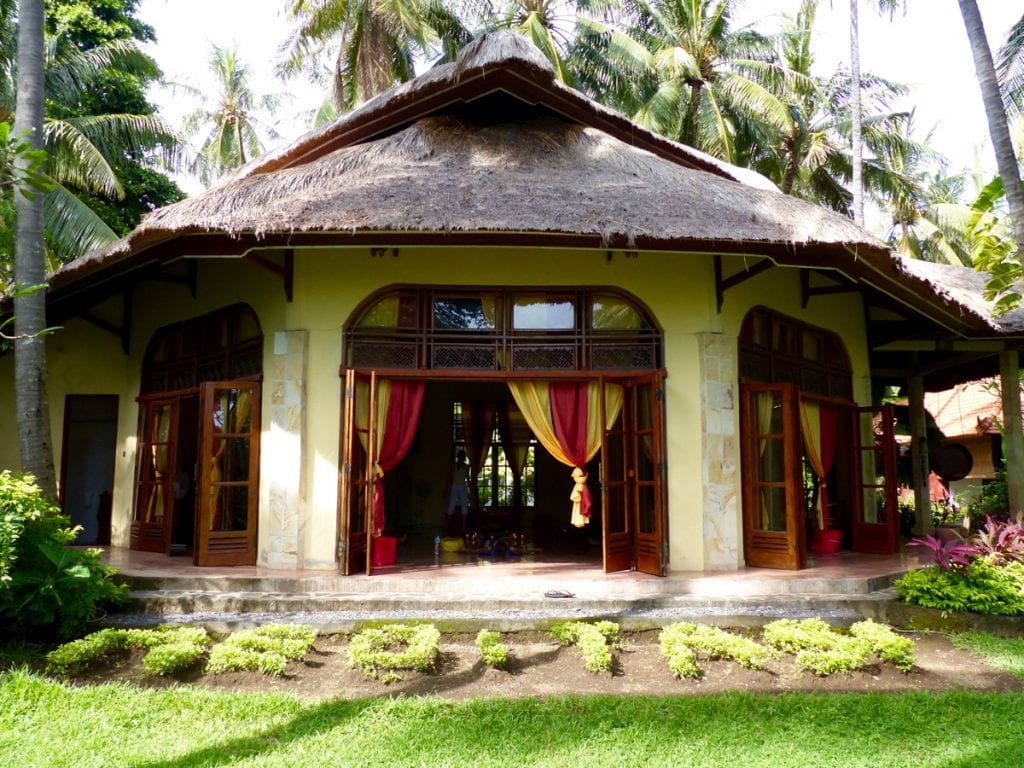 Meditationshalle aussen Bali Mandala