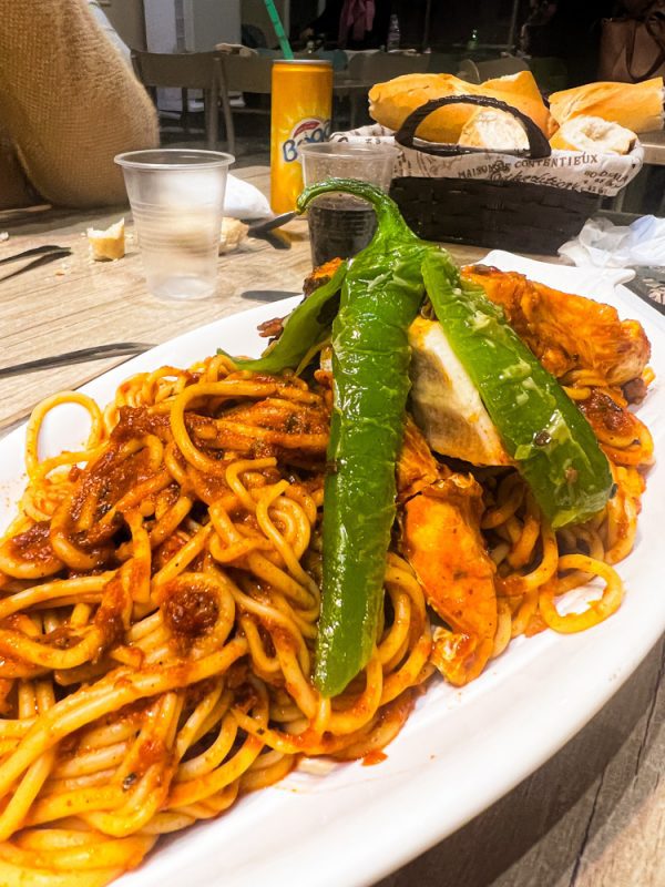 Pasta with prawns with grilled pepper and lemon on top